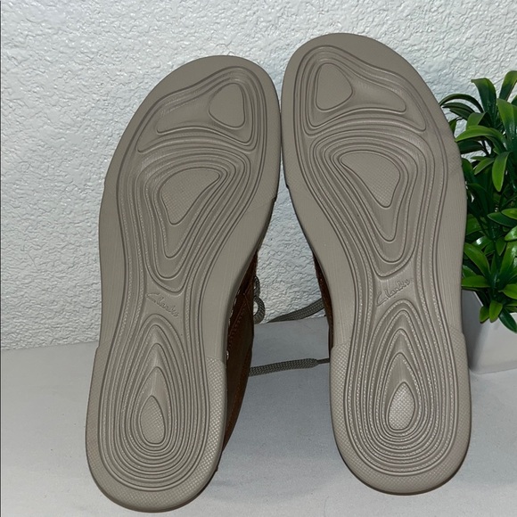 Clarks Brown Boat Shoes with Leather Upper and Low-Profile Design - Picture 8 of 8